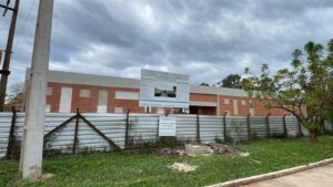 Obreros denuncian retrasos en pagos durante construcción del centro “Semillas del Futuro”