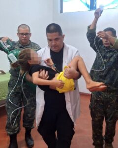 Militares socorren a ñiña tras sufrir mordedura de serpiente en Arroyito
