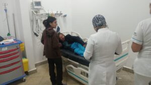 Mujer en aparente estado de ebriedad sufrió graves quemaduras al caer sobre una fogata