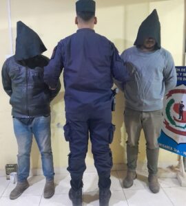 Caen dos sospechosos de abigeato con camión cargado de ganado en Paso Mbutú
