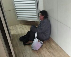 Mujer que asegura ser de Concepción permanece en situación de vulnerabilidad en Tacuatí