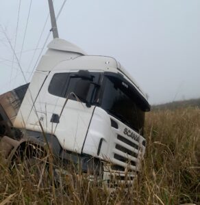 Camión cargado con cemento volcó en la Ruta PY22 a causa de la neblina y un bache