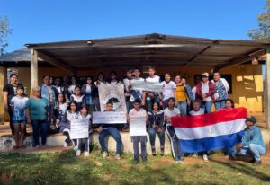 Padres cierran escuela por falta de aulas y exigen respuestas de las autoridades