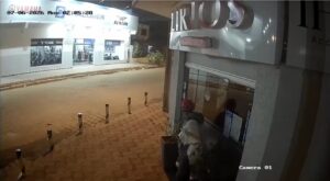 Roban perfumes, joyas y dinero en un local de cosméticos del centro de Concepción