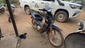 Recuperan motocicleta hurtada que fue abandonada en un patio baldío del barrio Primavera