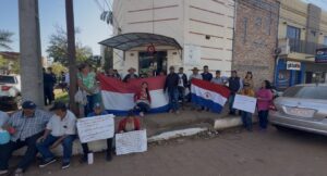 Pobladores de Arroyito se manifiestan frente a la Justicia Electoral exigiendo una pronta resolución sobre la intendencia
