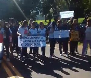 Padres y alumnos bloquean la Ruta PY05 para exigir aulas