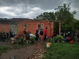 Fuertes vientos provocaron destrozos y dejaron viviendas destechadas en Concepción