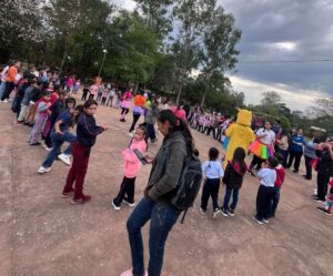 Estudiantes universitarios llevaron alegría a niños de Rincón’i