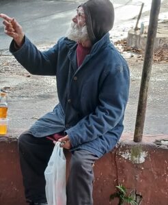 Buscan identificar y ubicar a familiares de un adulto mayor que afirma ser de Concepción