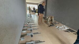 SENAD incauta 30 fusiles de guerra ocultos bajo víveres durante operativo en Pedro Juan Caballero