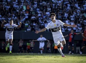 Olimpia se queda con el superclásico y hunde a Cerro Porteño