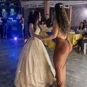 Polémica en Yhú: vestido de una tía desató debate durante una fiesta de 15 años