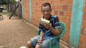 Dejó de percibir una beca tras cambio de intendente y ahora vende caramelos para subsistir