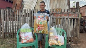 Solidaridad: amigas llevan alimentos a Félix, quien ahora vende caramelos para subsistir