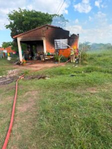 Incendio estructural movilizó a bomberos en el barrio Villa Alta
