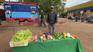 Productores ofrecen tomates, lechugas y hortalizas a bajo precio en la plaza Pinedo