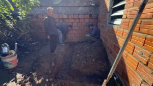 Comienza la construcción de un baño para Félix Gómez