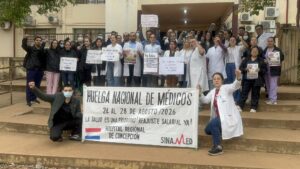 Médicos se movilizan en Concepción en el marco de la huelga nacional