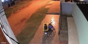 Video registra el hurto de una motocicleta y aprehenden al presunto autor