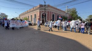 Médicos continúan movilización en Concepción en reclamo de mejoras