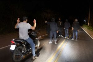 En otro asalto, delincuentes se llevaron una motocicleta y un celular