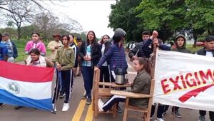 Tercera semana de movilización por falta de aulas en Arroyito