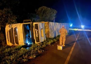 Camión frigorífico vuelca en la ruta Belén-Horqueta