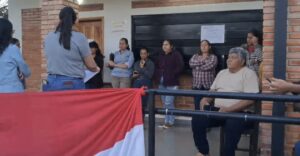 Hallan plástico en comida y padres exigen cambio de cocineras