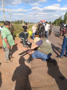 Motociclista queda grave tras choque y buscan a camión que habría abandonado el lugar