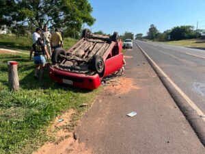 Vehículo vuelca sobre la ruta PY05 y deja dos personas heridas