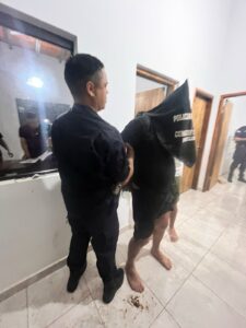 Dos hombres detenidos tras realizar presuntos disparos y amenazar a policías en San Roque