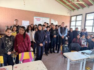 Jefe policial concientiza a estudiantes sobre los riesgos del consumo de drogas