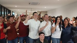 Jóvenes participan de reunión informativa con el candidato a concejal Ariel Ferreira
