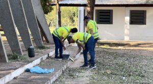 Reclusos de la Penitenciaría de Concepción realizan trabajos comunitarios como parte de programa de reinserción