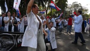 Médicos no retroceden con nueva huelga mientras analizan propuesta