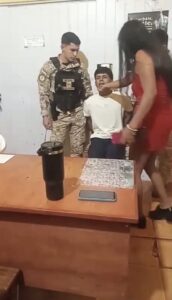 Video muestra a joven amenazando a policías dentro de la Comisaría 8ª