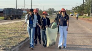 Estudiantes universitarios impulsan jornada de limpieza sobre la avenida Eusebio Ayala