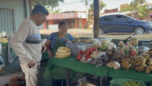 Productores locales ofrecen frescura y calidad en la tradicional feria de la Rotonda 2 de Mayo