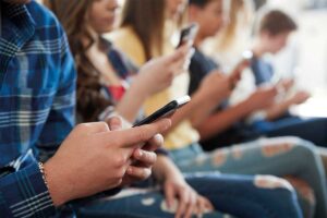 Diputados define hoy el futuro del uso de celulares en las escuelas