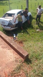 Intentó esquivar un bache, perdió el control de su automóvil y volcó sobre la ruta PY22