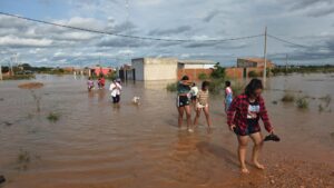 Pobladores de José Félix abandonan sus viviendas por inundación