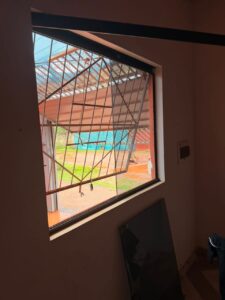 Hurtan pertenencias de una joven tras ingresar por una ventana a su vivienda