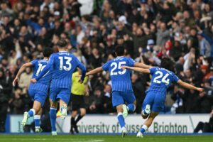 ¡Desde mitad de cancha! Diego Gómez marcó un golazo en la Premier League