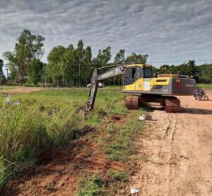 Realizan limpieza de canales para prevenir inundaciones en Aquino Cué