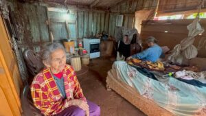 Madre e hija con ceguera necesitan ayuda para terminar la construcción de su baño.