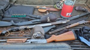 Policía aprehende a 10 personas y requisa armas de fuego