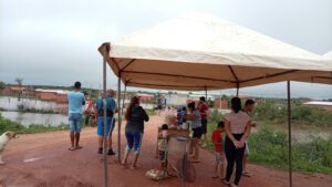 Olla popular mientras esperan que baje el agua en José Félix