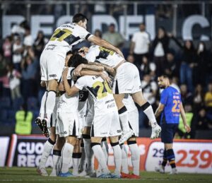 Olimpia goleó y recuperó la punta del clausura