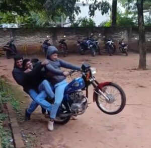 Acrobacias en motocicleta dentro de un colegio de Horqueta generan preocupación